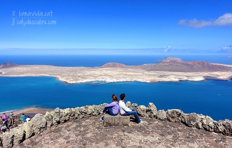 Des del Mirador del Río s'observa la veina illeta de La Graciosa
