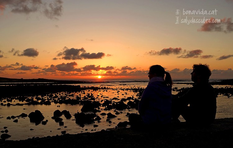 Ens encantem amb la posta de sol sobre el mar