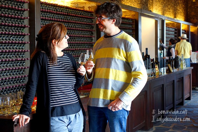 Fent un tastet de vins a la zona vinícola de La Geria