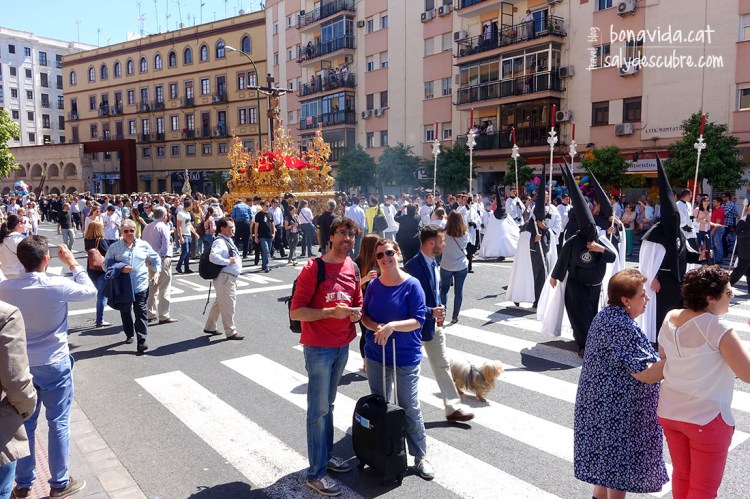 Fins i tot el darrer dia, camí de l'estació ens creuem amb una altra Processó
