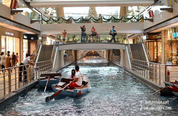 Canals venecians a l'interior del complex comercial