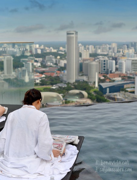 Uns llegeixen el diari...