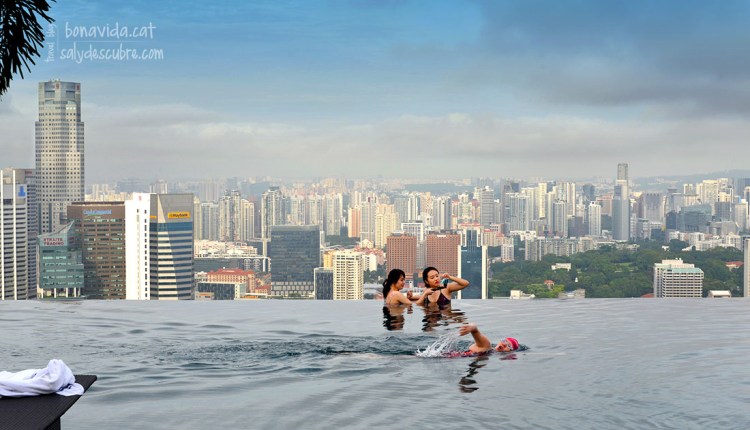 La majoria es banyen, però són pocs els que neden a la seva piscina