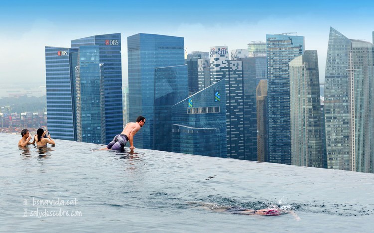 La piscina ofereix la sensació de caure al buit...