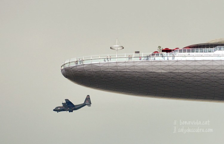 Fins i tot els avions semblen passar ben a prop de la plataforma. Aquesta part és la del observatori