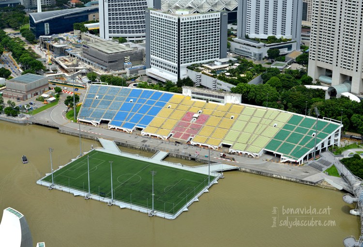 El voltant de l'hotel acull cada any el gran Premi de Formula 1. I fins i tot tenen un camp de futbol sobre l'aigua