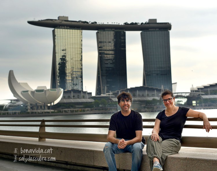 Descansant una estoneta davant l'hotel