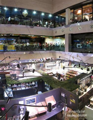 A la part de baix trobem les parades de venda i a dalt els llocs on menjar