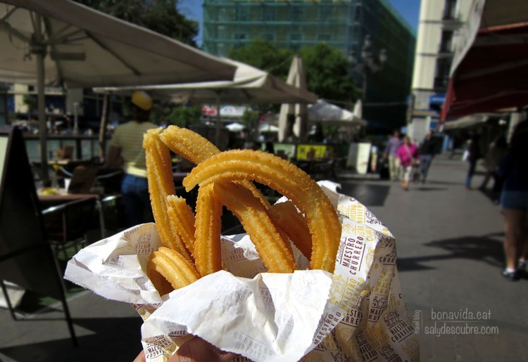 ...tot i que no ens resistim a voltar per la ciutat amb uns xurros a la mà