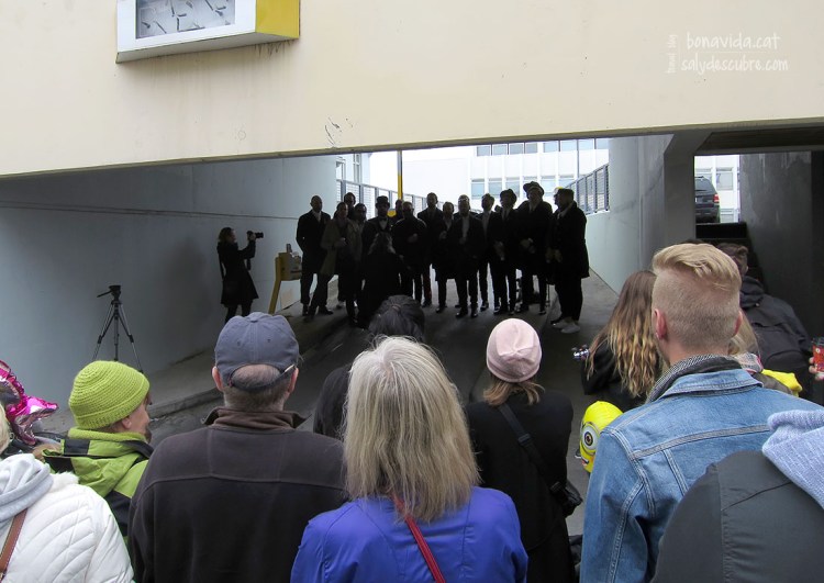 L'entrada d'un pàrquing pot servir d'improvitzat escenari per un grup d'amics