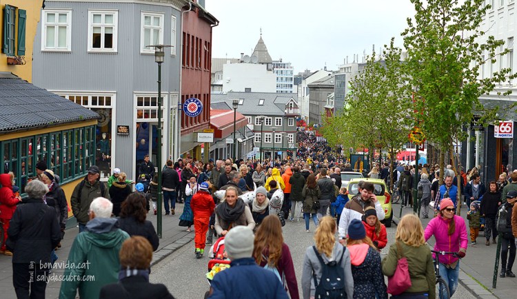 Els carrers plens de gent celebrant la Diada Nacional