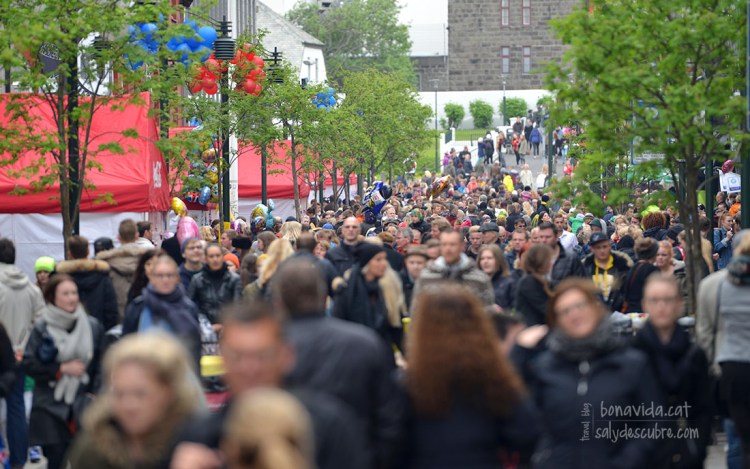 Riuada de gent al centre de la ciutat