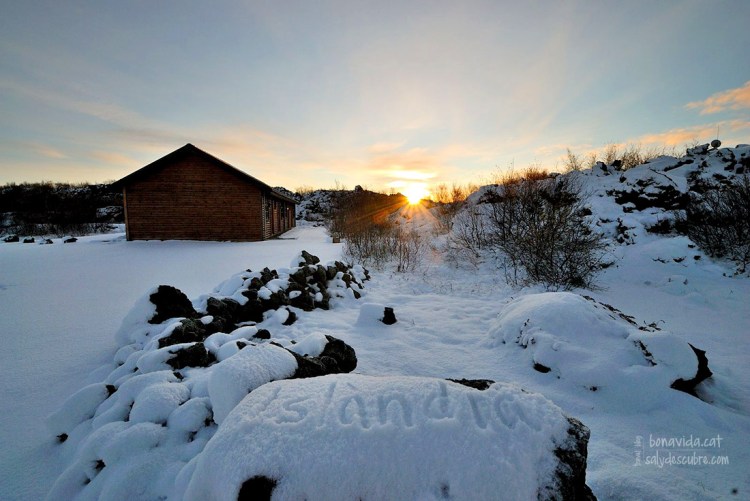 Poble de Reykjahlid. Cabanes de l'hotel-granja Vogafjos (octubre 2011)