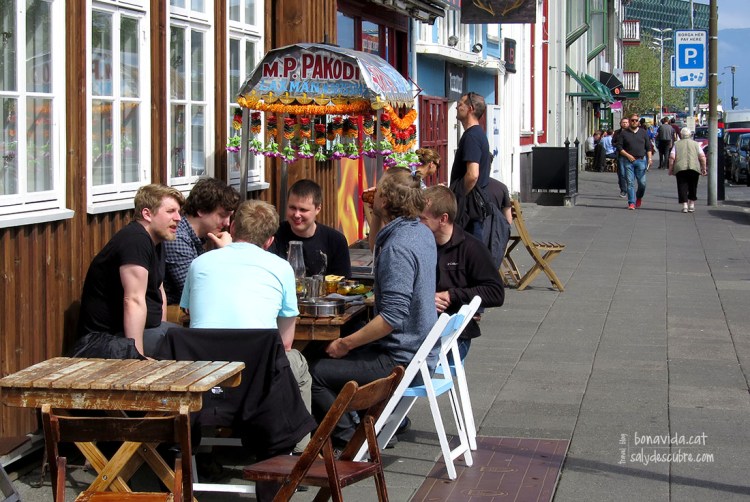 I els joves omplen bars i terrasses