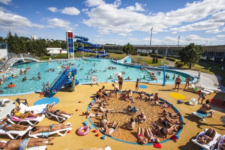Està prohibidíssim fer fotos a la piscina, però la de la web ens mostra com de bé s'ho passen els islandesos... Foto: Web Laugardalur Pool
