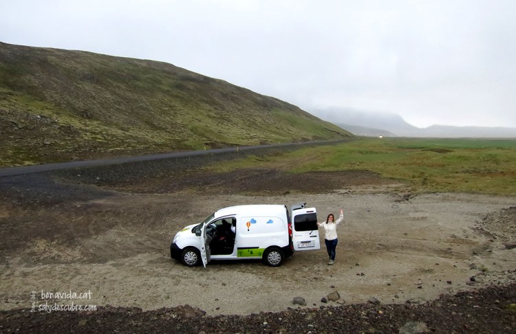 Gairebé mitjanit, i sense fer-se fosc, acampem a un lloc tranquil