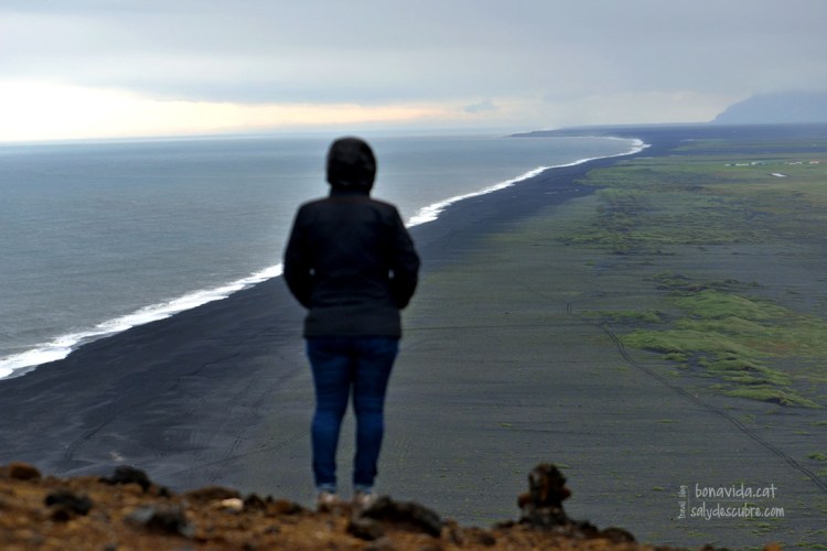 Observant la llarguíssima Black Sand Beach
