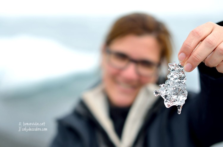 Els troços de gel arriben del llac a la platja