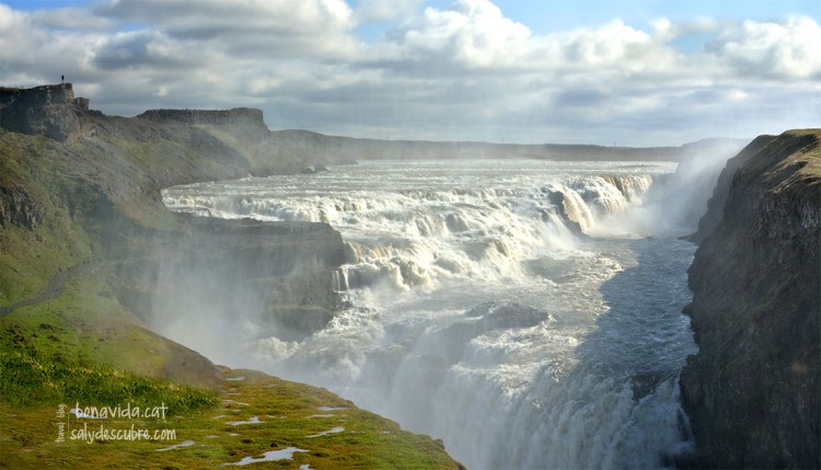 La grandiositat de Gullfoss. Atenció a la figureta de la cantonada esquerra per fer-se una idea del tamany d'aquesta cascada