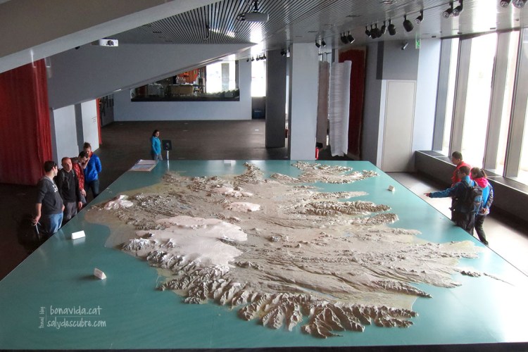 Molts turistes fem plans de ruta sobre el gran mapa que hi ha a l'ajuntament de Reykjavik