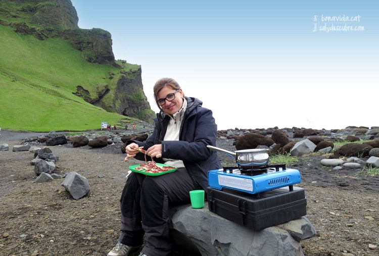 Preparant un gran esmorzar a peu de ruta