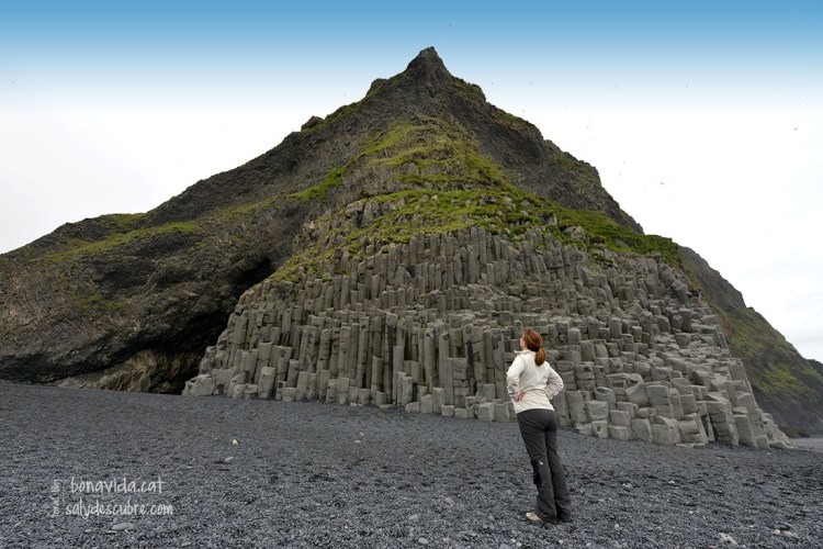 Vorejant les columnes de basalt trobarem la caverna de Hálsanefshellir