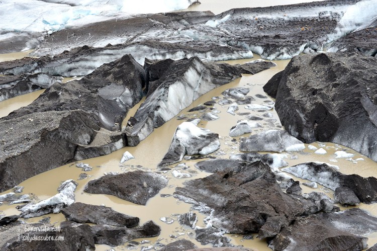 Svínafellsjökull i els sediments de roques i fang mesclats amb gel (anomenat morrena)
