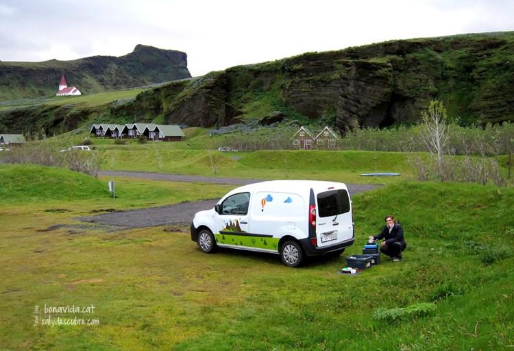Preparant el sopar a la zona on acampem