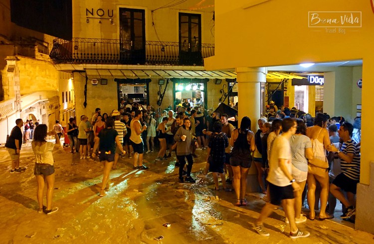 Una de les nits cau un bon xàfec, però la gent té ganes de festa!