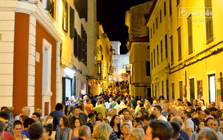 Una gentada envaeix la ciutat de Maó