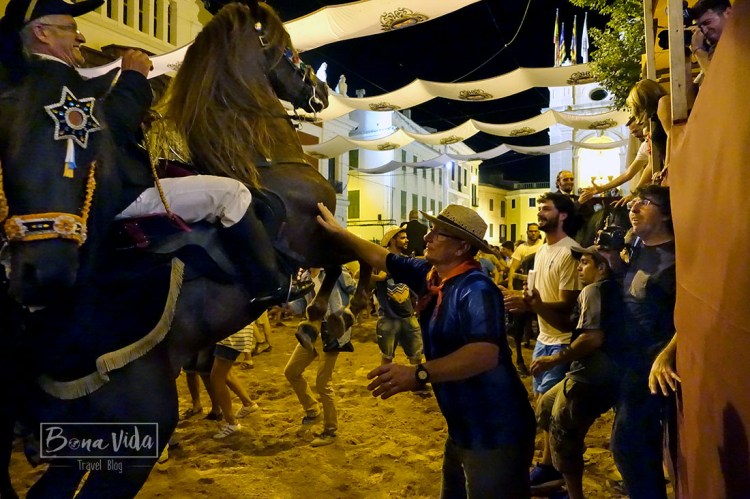 Entrem literalment a viure la festa, i acabem amb blaus al cos i una trepitjada de cavall al peu...