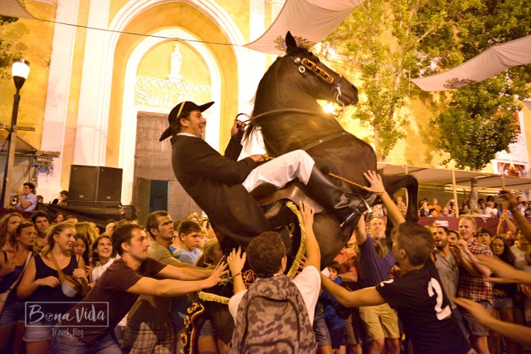 La gent s'amuntega al voltant dels genets