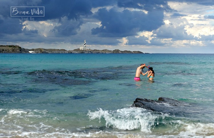 Platja de'n Tortuga amb el Far de Favàritx al fons