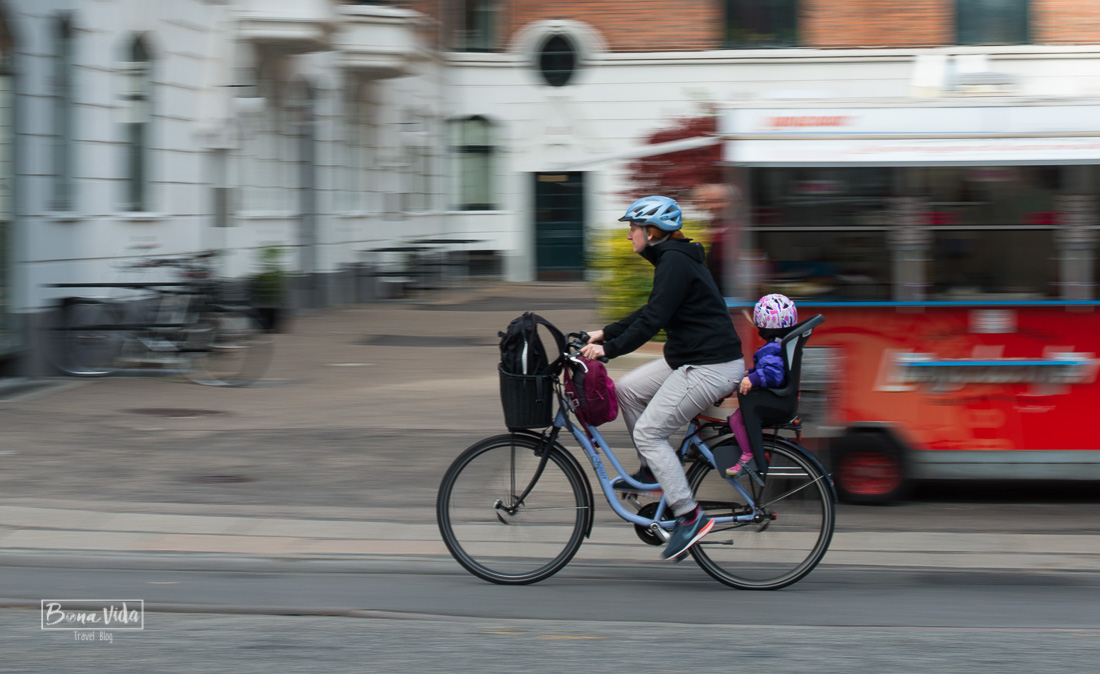 Veiem molts pares portant als seus fills