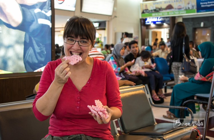 Durant l'espera a un dels aeroports, una amable família ens ofereix un aperitiu