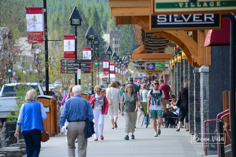 Banff Avenue és la zona comercial