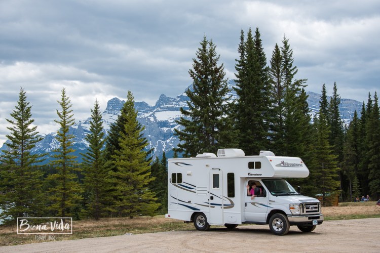 Nosaltres ens allotgem al càmping amb l'autocaravana