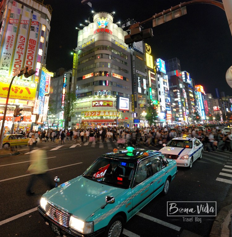 Nit a l'avinguda Yasukumi-dori, al barri de Shinjuku. Tokyo.