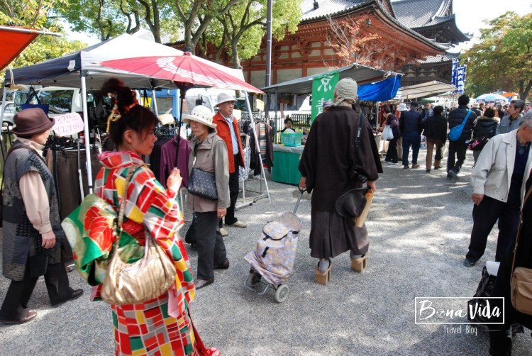 Mercat de Kõbõ-san el 21 de cada mes. Al recinte del temple Tõ-ji.