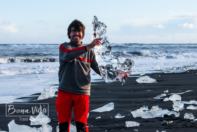 Platja a Jökulsárlón. Troços de gel a la sorra.